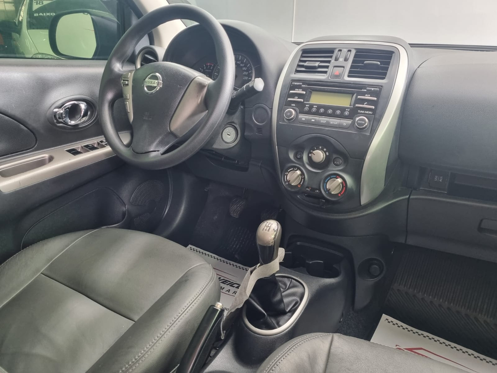 Nissan March Preto