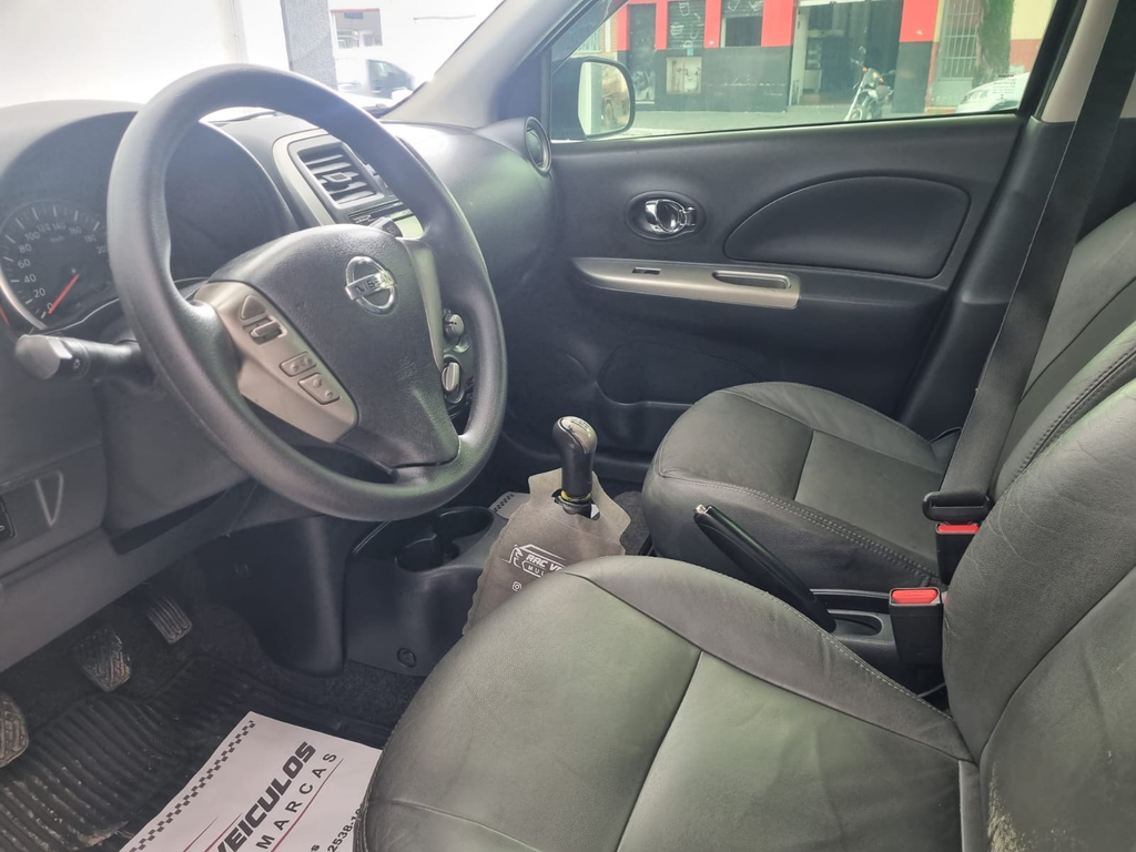 Nissan March Preto