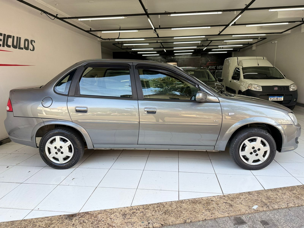 Chevrolet Classic Cinza