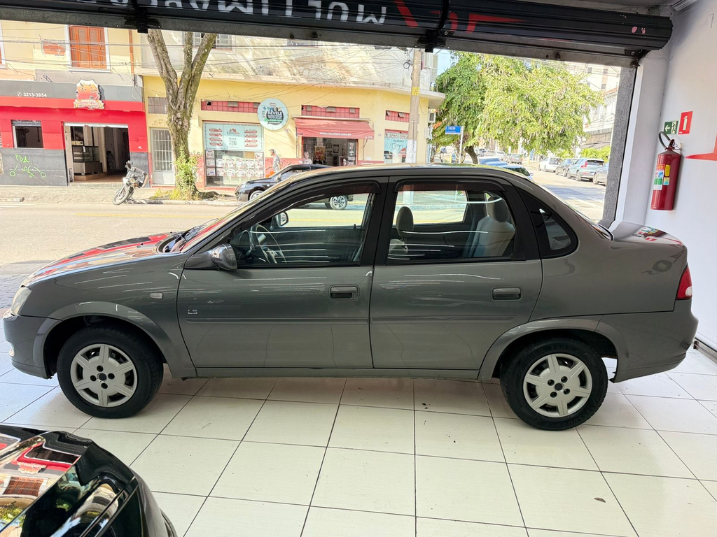 Chevrolet Classic Cinza