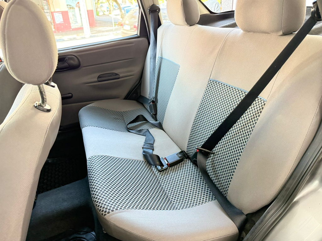 Chevrolet Classic Cinza