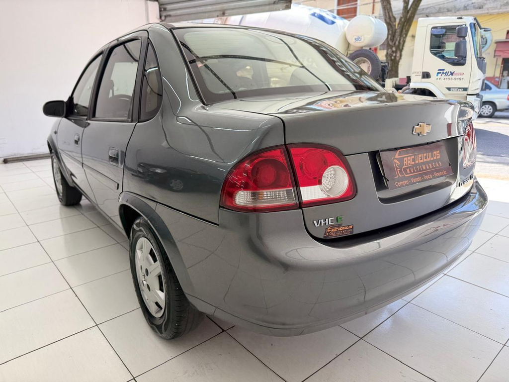 Chevrolet Classic Cinza