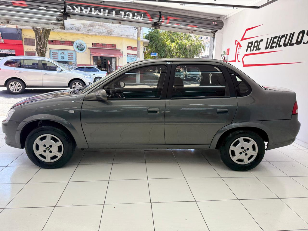 Chevrolet Classic Cinza