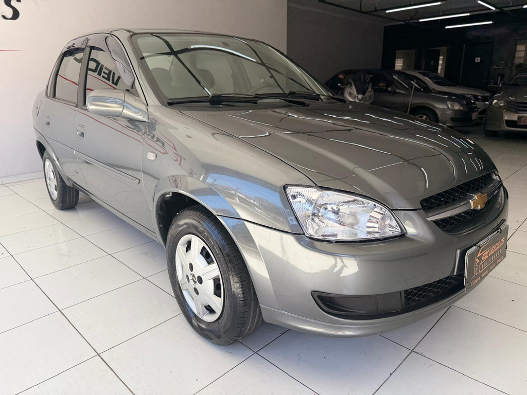 Chevrolet Classic Cinza