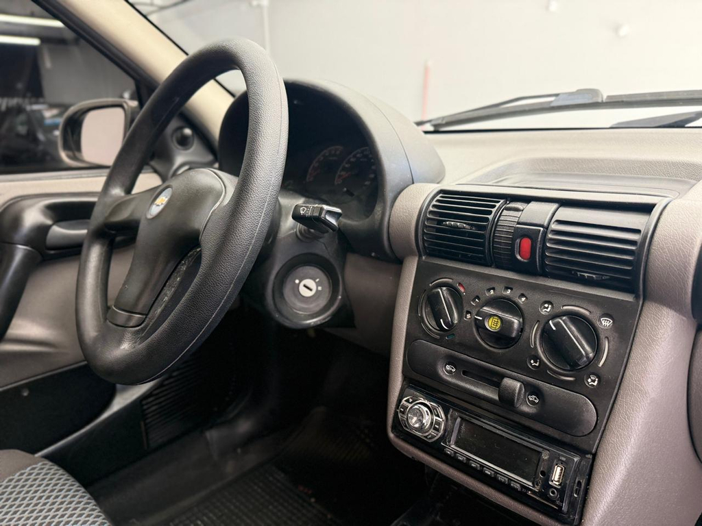 Chevrolet Classic Cinza