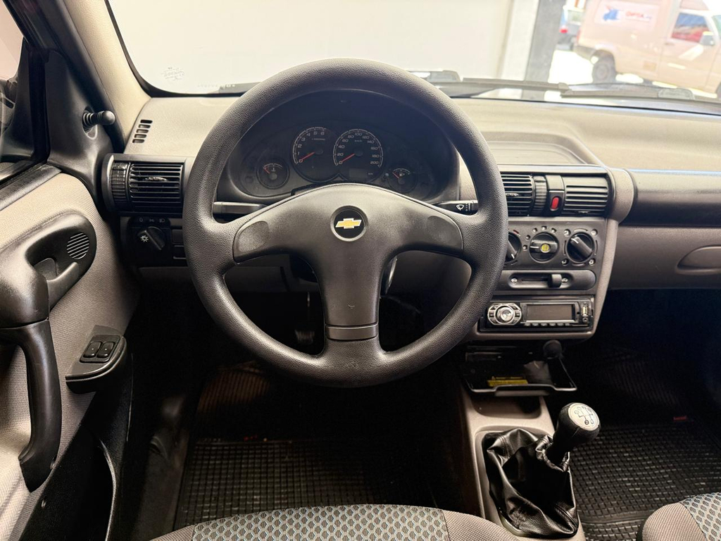 Chevrolet Classic Cinza