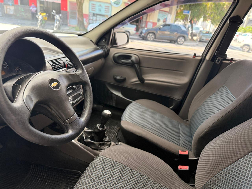 Chevrolet Classic Cinza