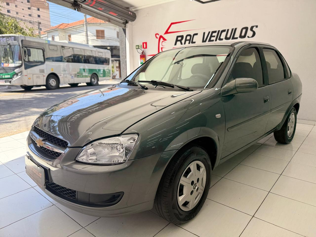 Chevrolet Classic Cinza