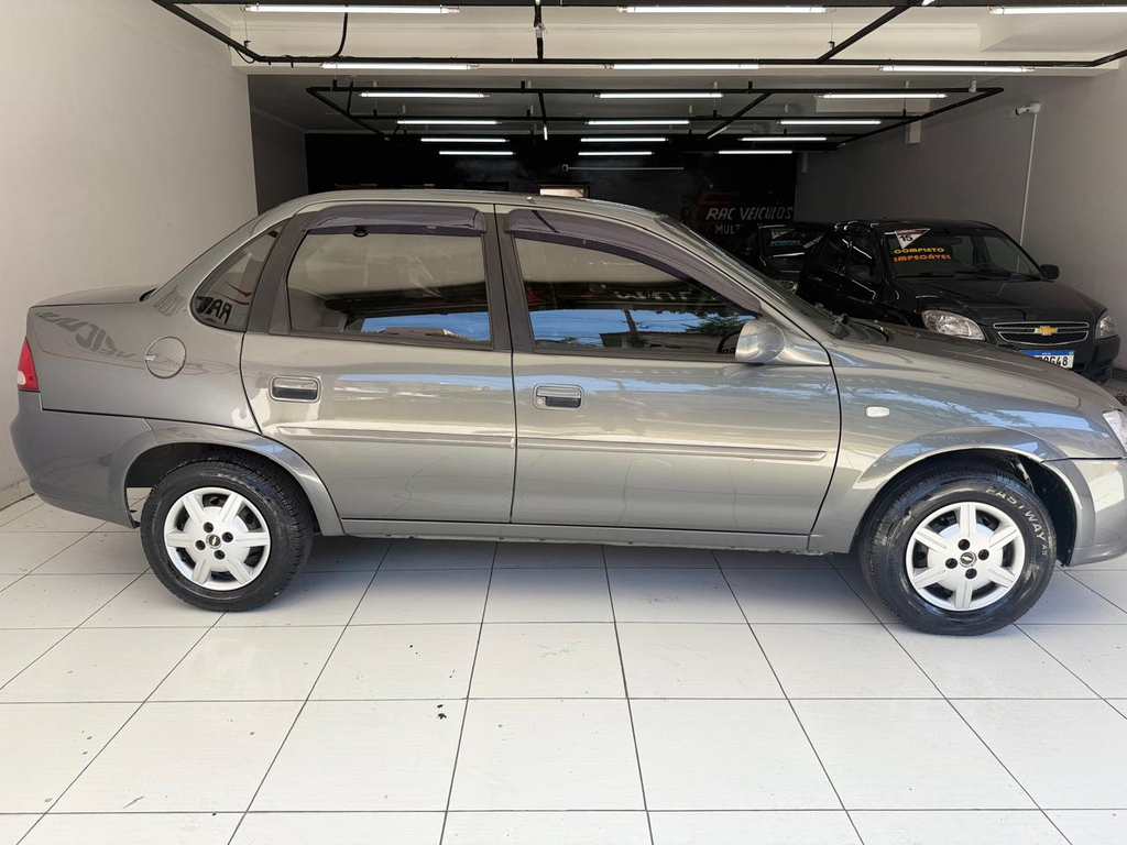 Chevrolet Classic Cinza