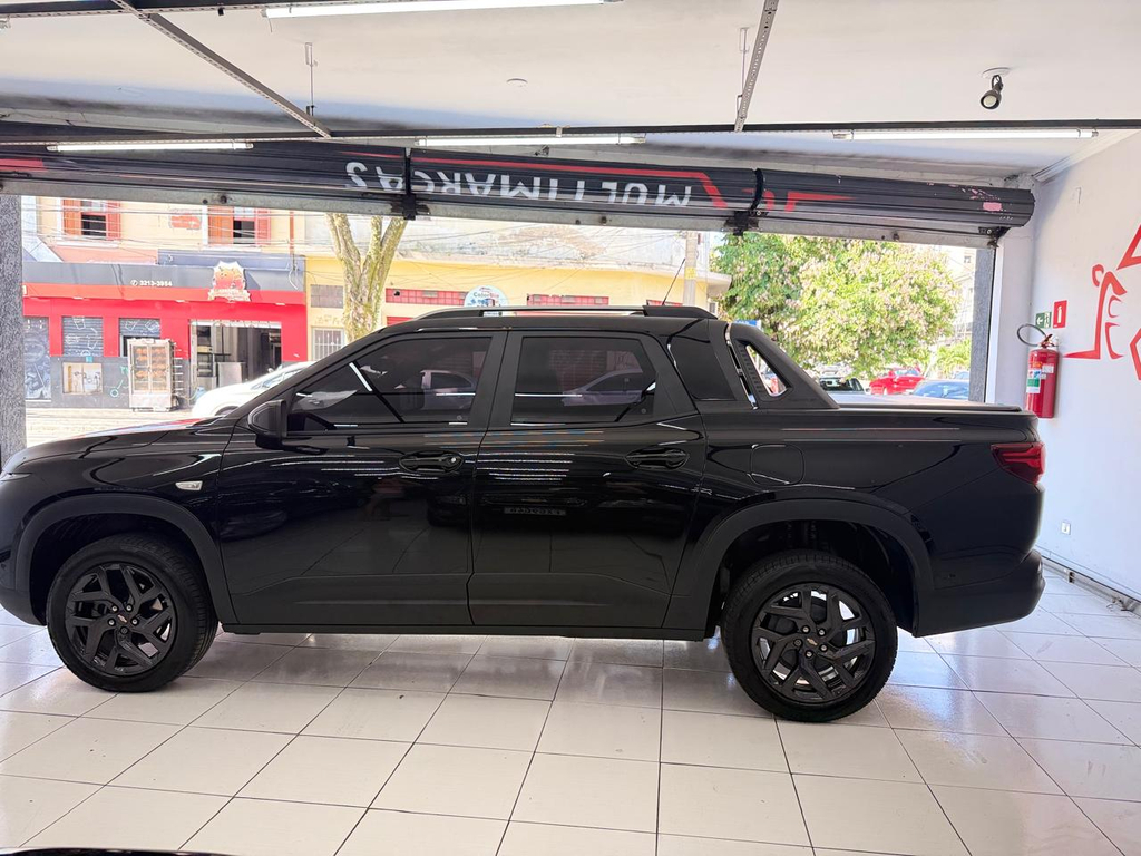 Chevrolet Montana Preto