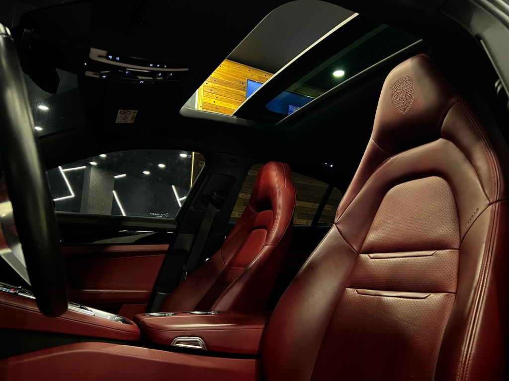 Porsche Panamera Cinza