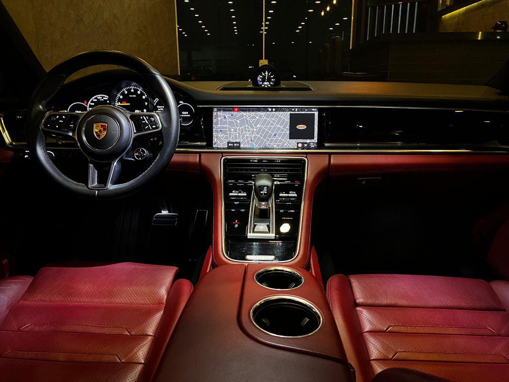 Porsche Panamera Cinza