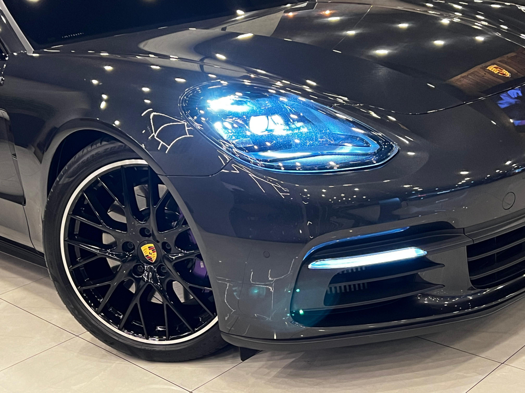 Porsche Panamera Cinza