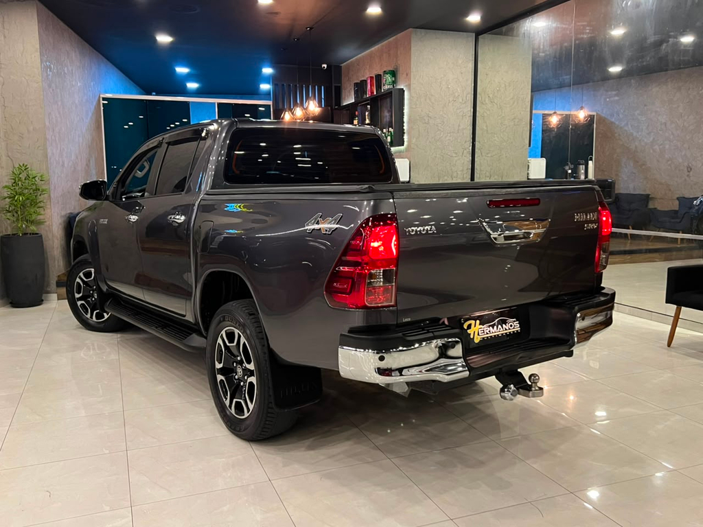 Toyota Hilux Cabine Dupla Cinza
