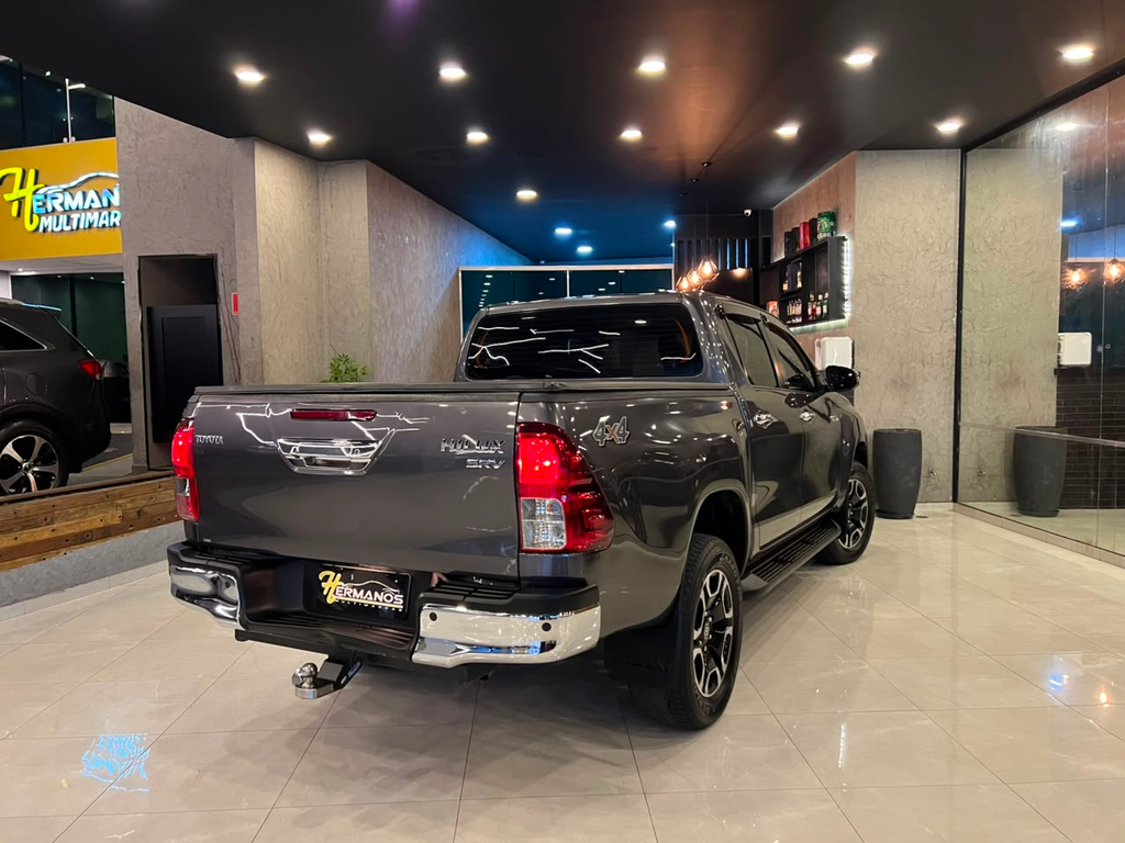 Toyota Hilux Cabine Dupla Cinza