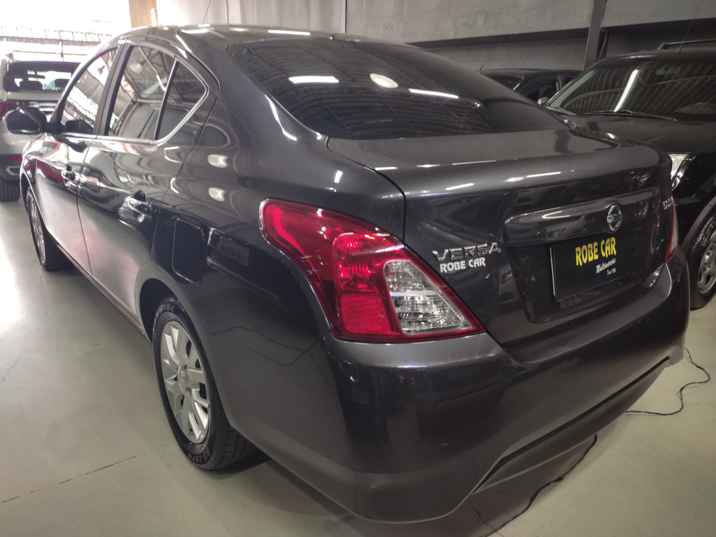 Nissan Versa Cinza
