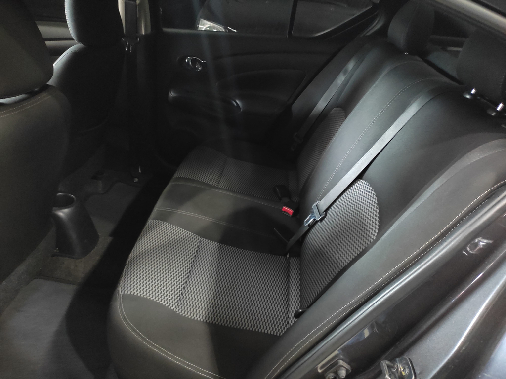 Nissan Versa Cinza
