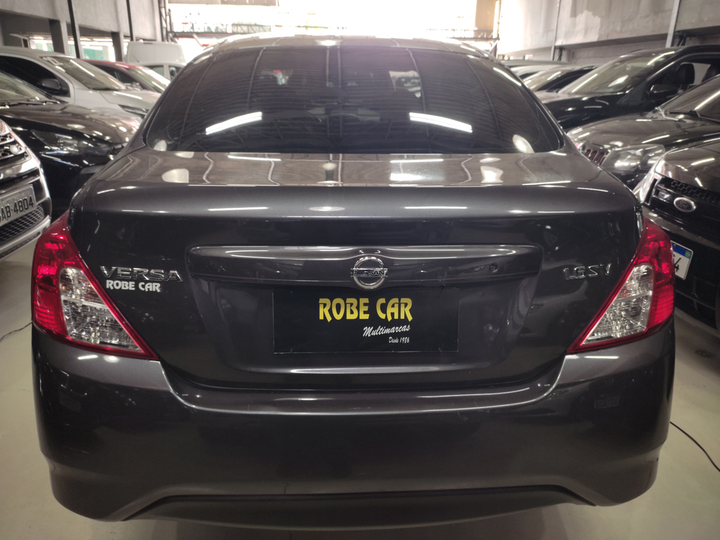 Nissan Versa Cinza