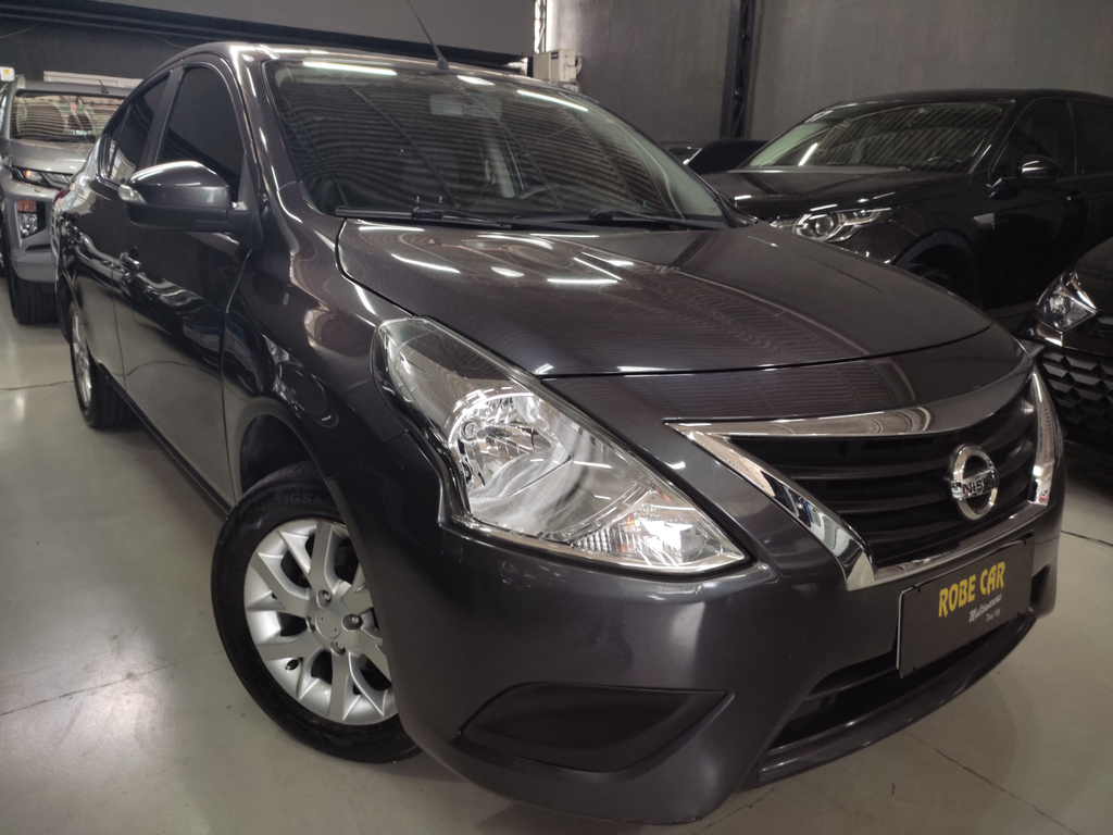 Nissan Versa Cinza