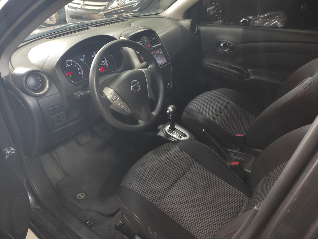 Nissan Versa Cinza