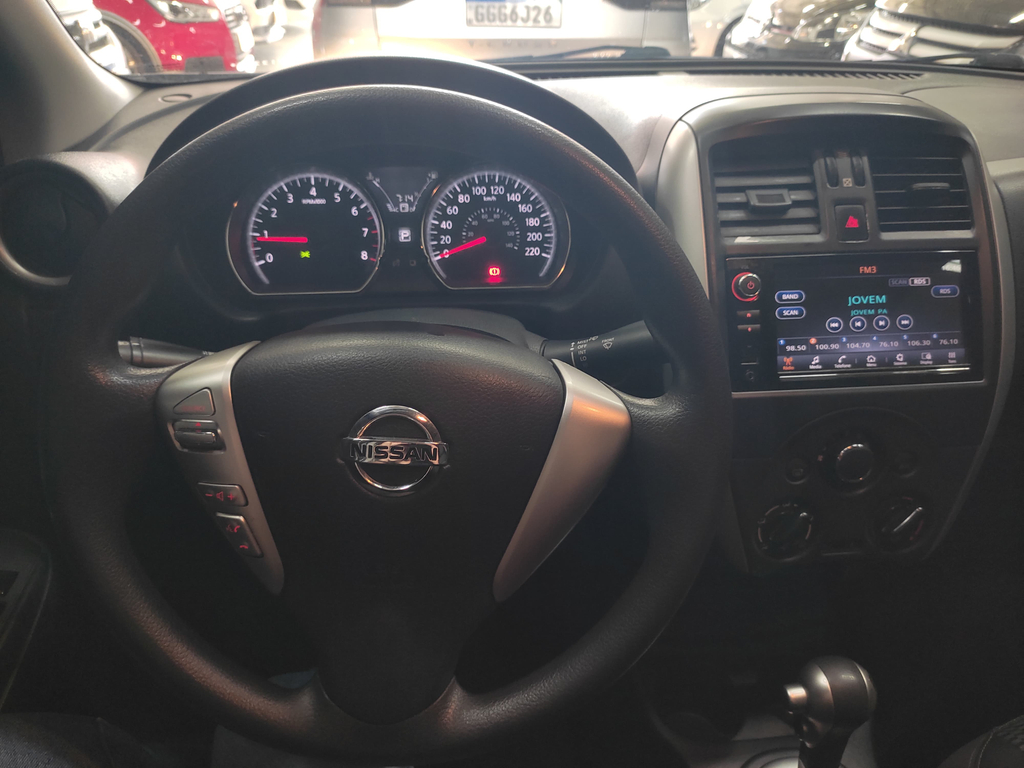 Nissan Versa Cinza
