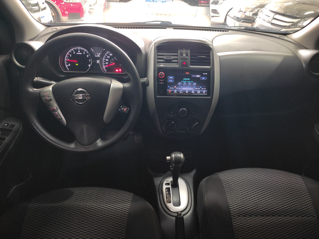 Nissan Versa Cinza