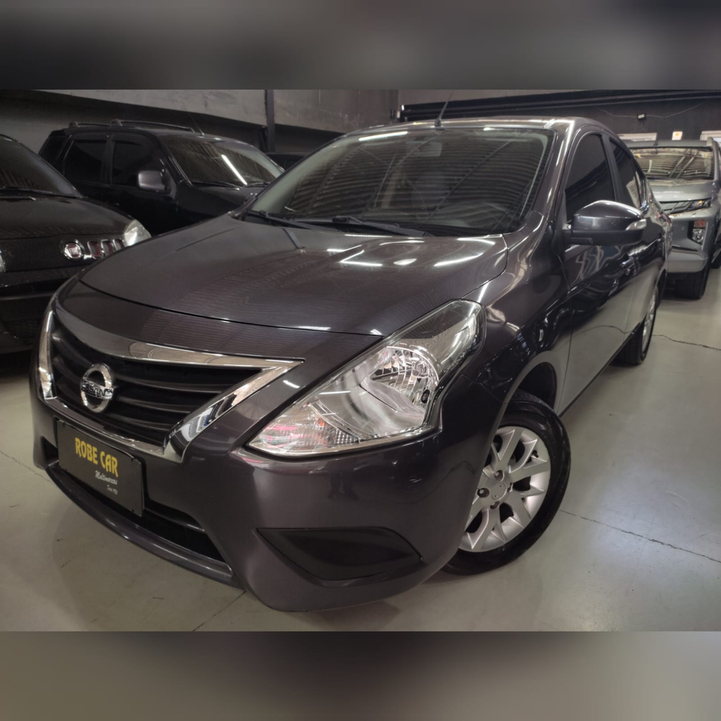 Nissan Versa Cinza