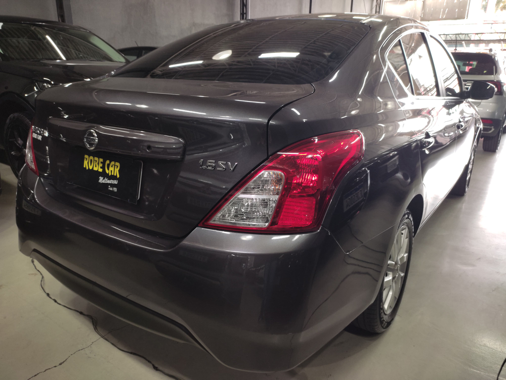 Nissan Versa Cinza