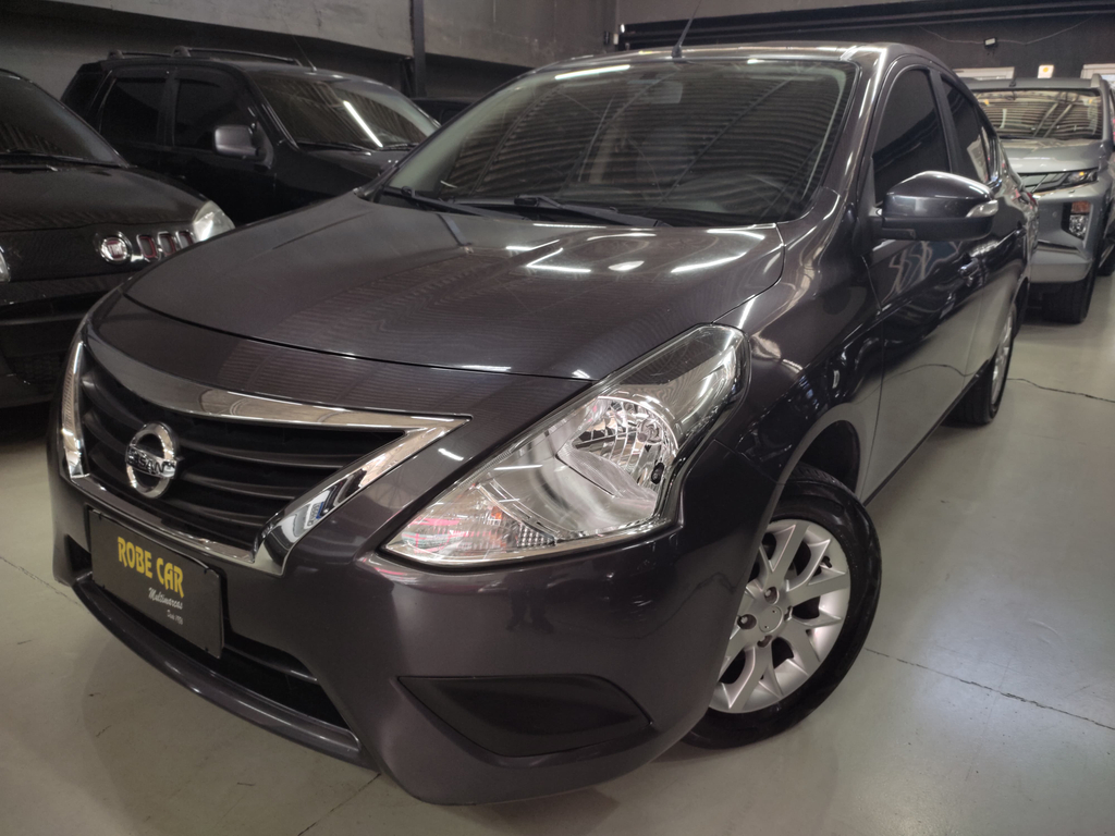 Nissan Versa Cinza