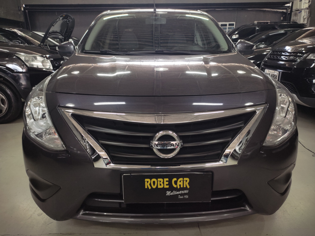 Nissan Versa Cinza