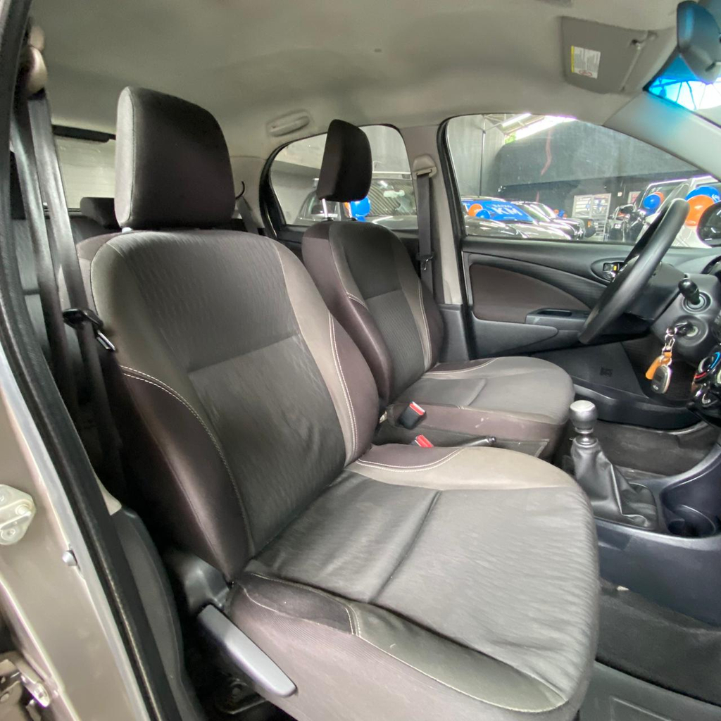 Toyota ETIOS Cinza