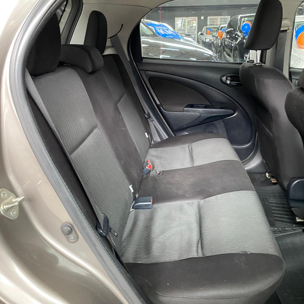 Toyota ETIOS Cinza