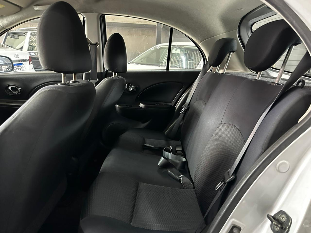 Nissan March Prata