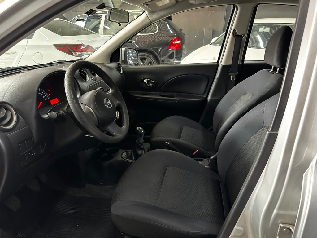 Nissan March Prata