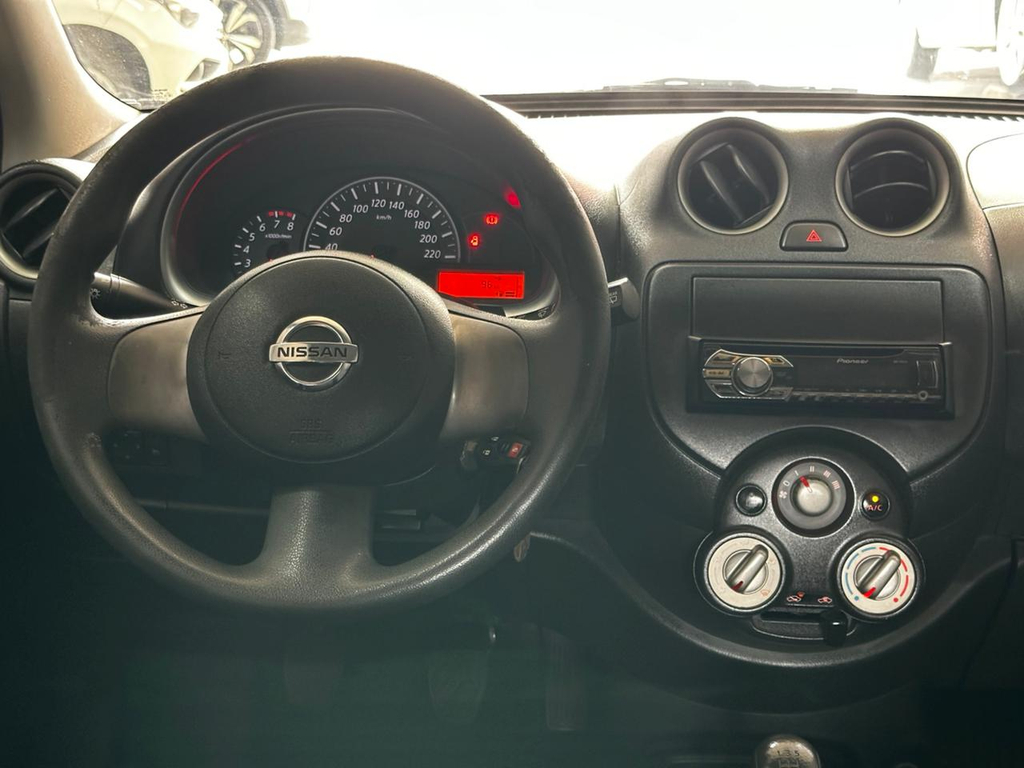 Nissan March Prata