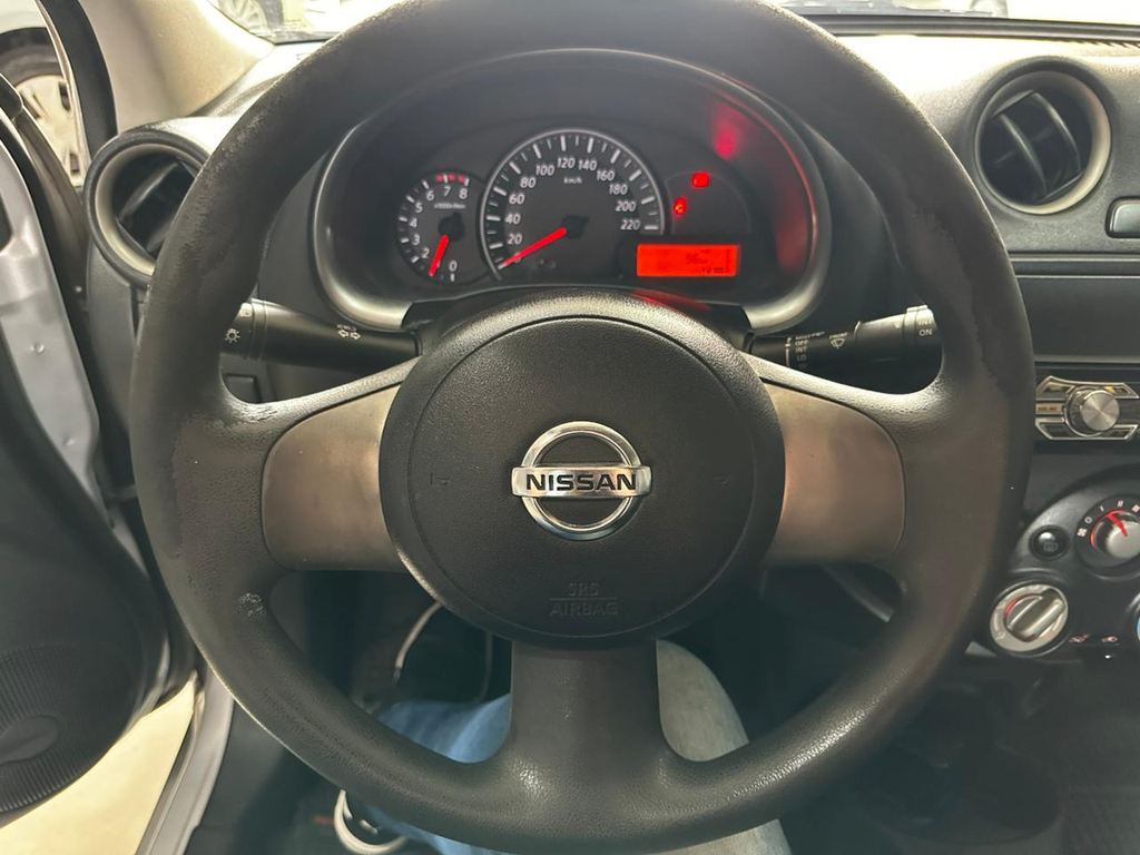 Nissan March Prata