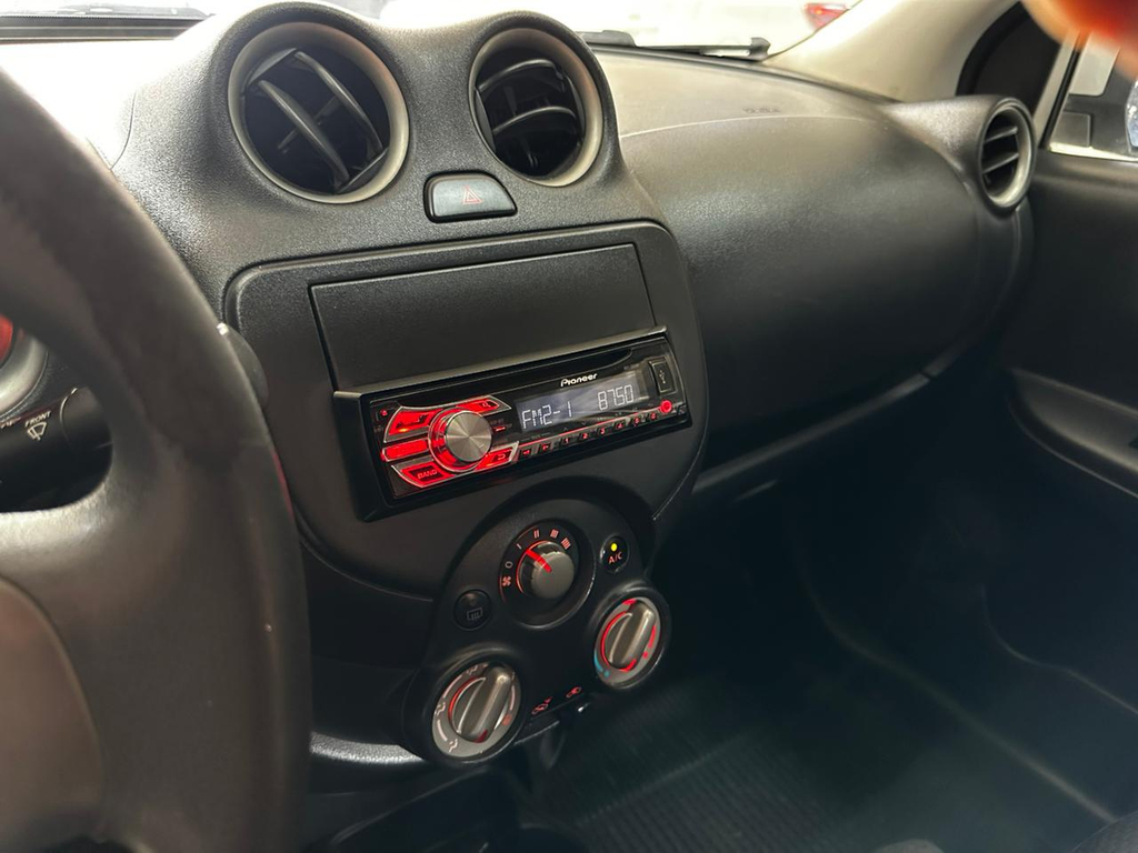Nissan March Prata