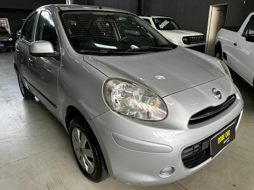 Nissan March Prata