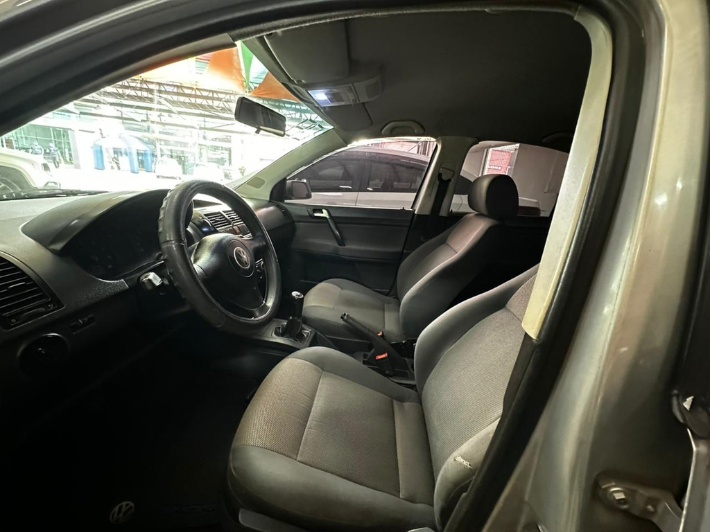 Volkswagen Polo Sedan Cinza