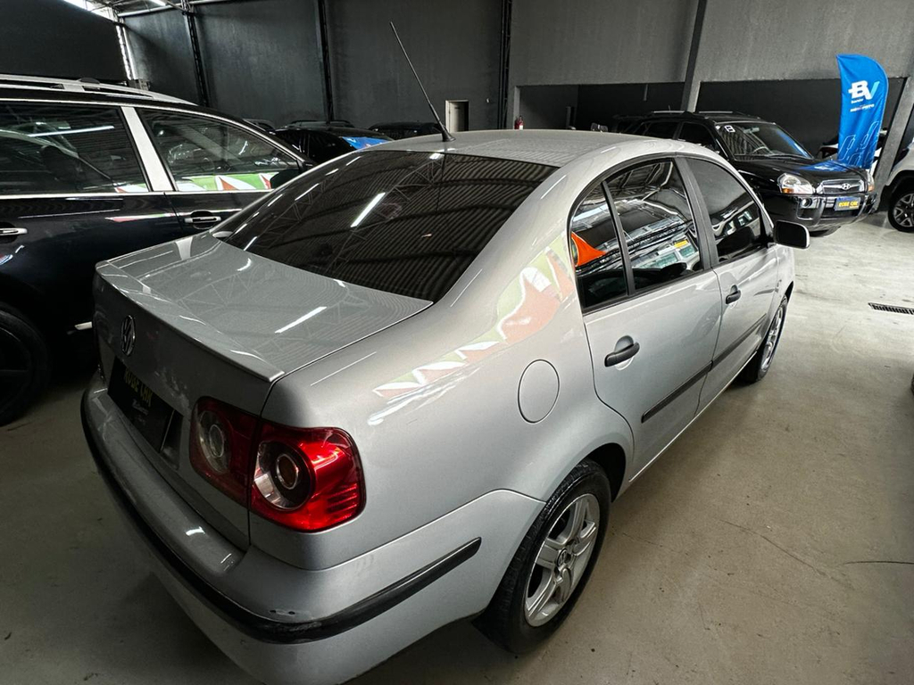 Volkswagen Polo Sedan Cinza
