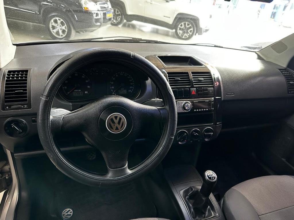 Volkswagen Polo Sedan Cinza