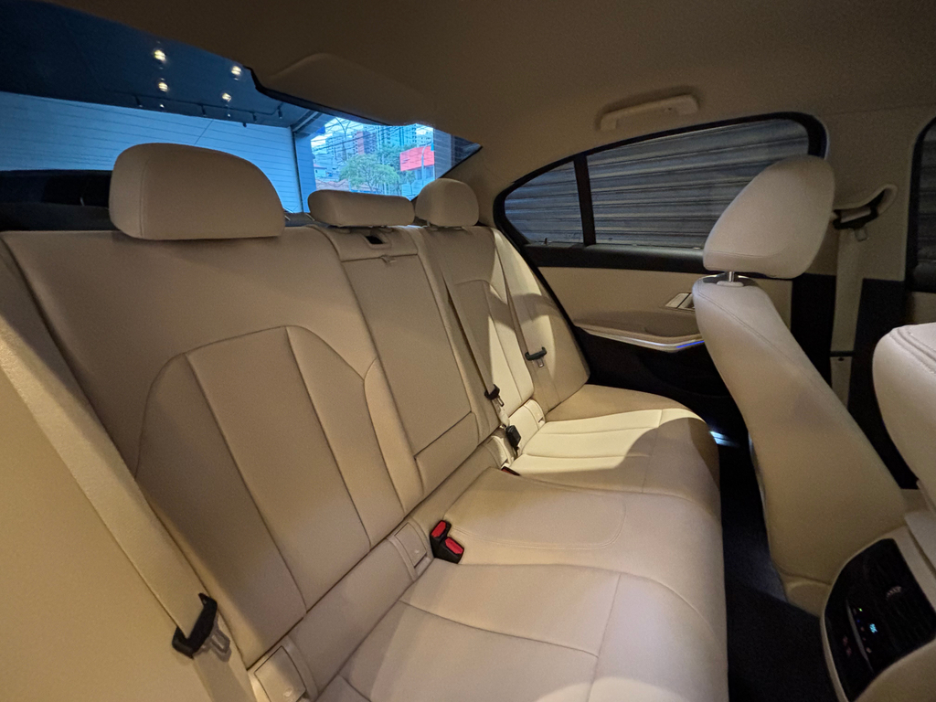 BMW 320i Cinza