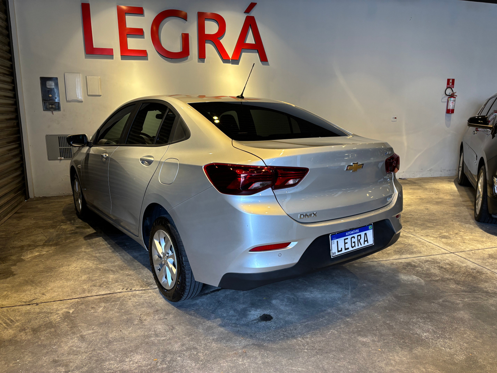 Chevrolet Onix Sedan Prata