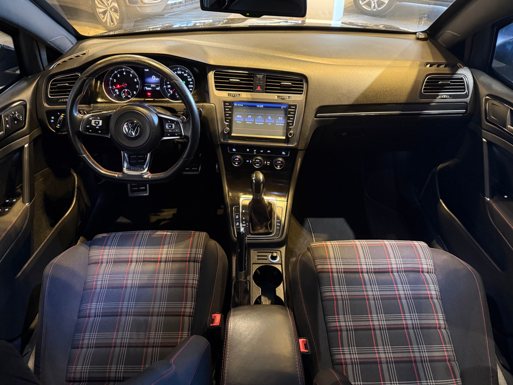 Volkswagen Golf Preto
