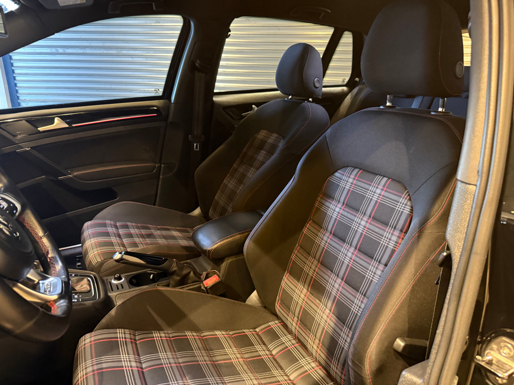 Volkswagen Golf Preto