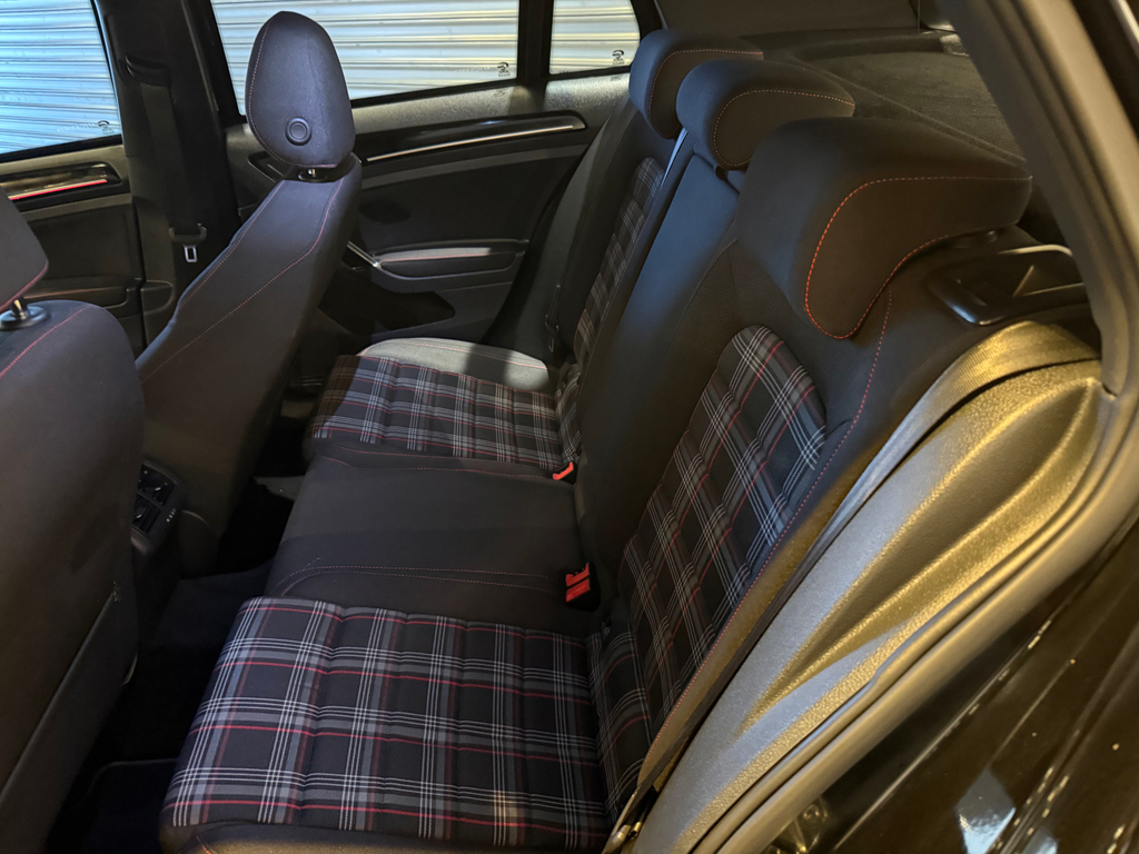 Volkswagen Golf Preto