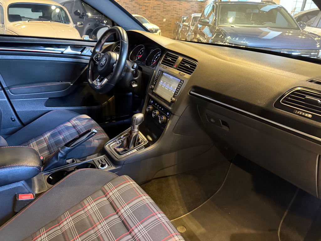 Volkswagen Golf Preto