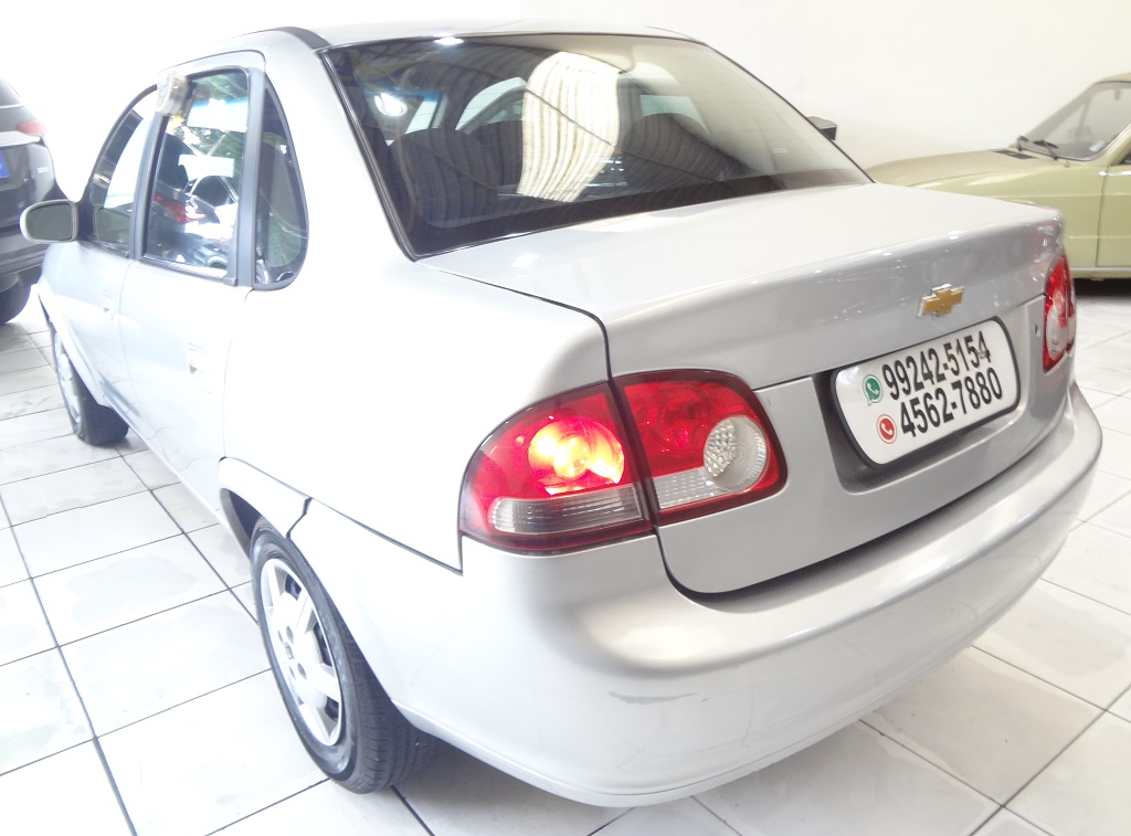 Chevrolet Classic Prata