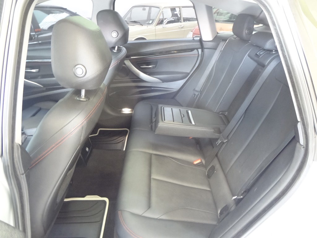 BMW 320i Prata