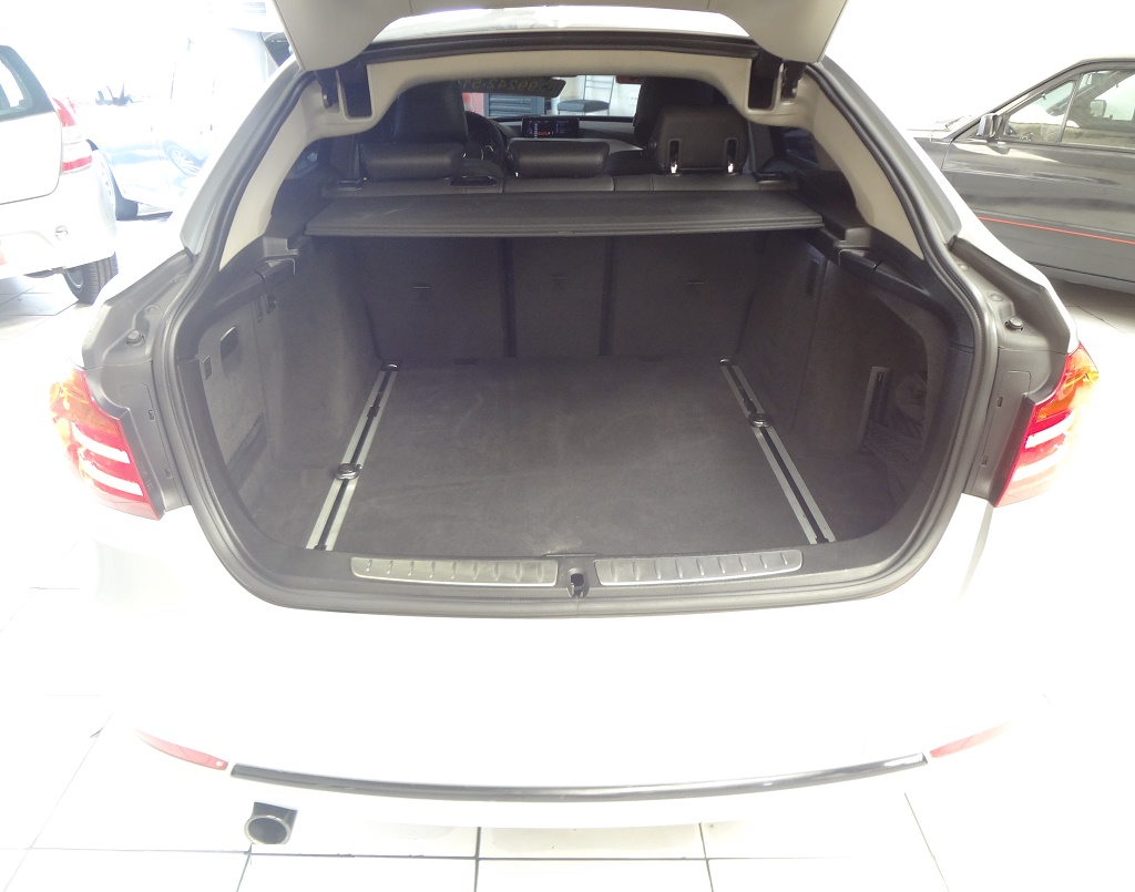 BMW 320i Prata